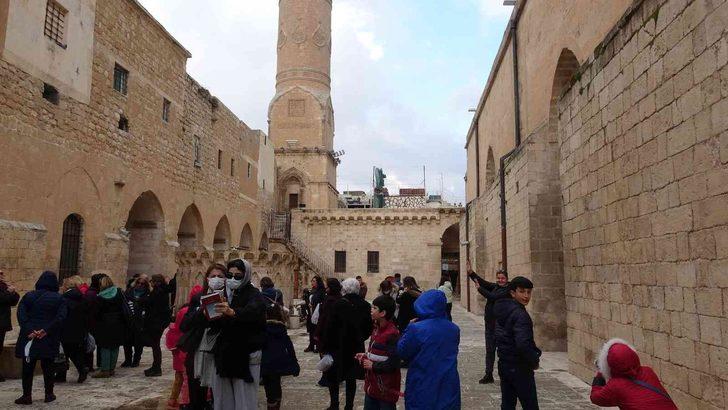 Turistler soğuk havalara aldırmadan Mardin’e akın etti! Ziyaretçilerle dolup taştı G3