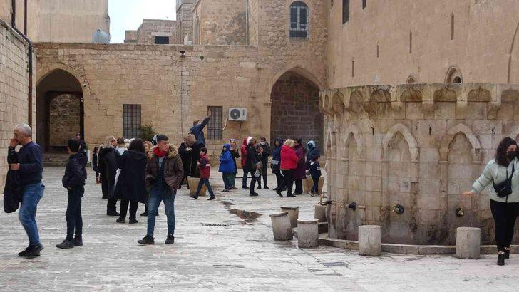 Turistler soğuk havalara aldırmadan Mardin’e akın etti! Ziyaretçilerle dolup taştı G1