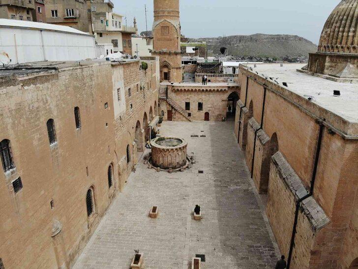 Turistler soğuk havalara aldırmadan Mardin’e akın etti! Ziyaretçilerle dolup taştı G2