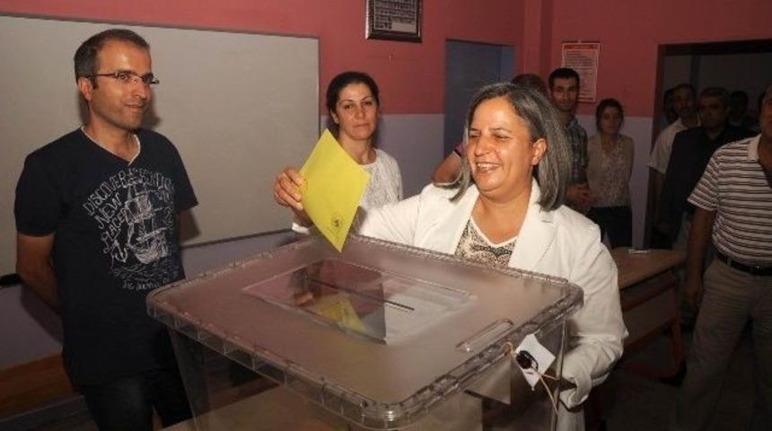 B&uuml;y&uuml;kşehir Belediyesi Eşbaşkanları Kışanak ve Anlı oylarını kullandı