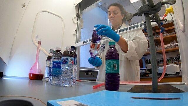 Pet şişelerden kopan mikroplastikleri ölçmek için boya kullanılıyor.