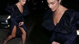 Olivia Culpo derin yırtmacını kapamaya çalışsa da başaramadı! Frikik verdi