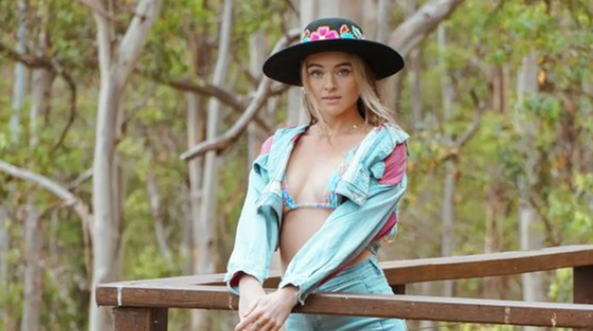 Vegan OnlyFans fenomeni, süt ve süt ürünlerini mahkemenin önünde üstsüz protesto etti