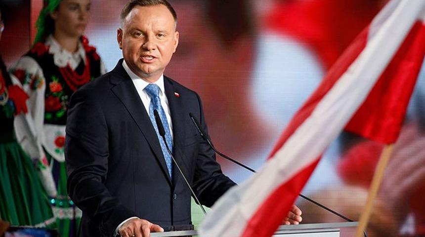 Son dakika: Polonya lideri Duda'yı taşıyan uçak acil iniş yaptı