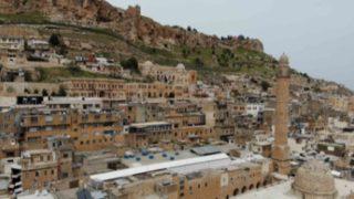 Turistler soğuk havalara aldırmadan Mardin’e akın etti! Ziyaretçilerle dolup taştı