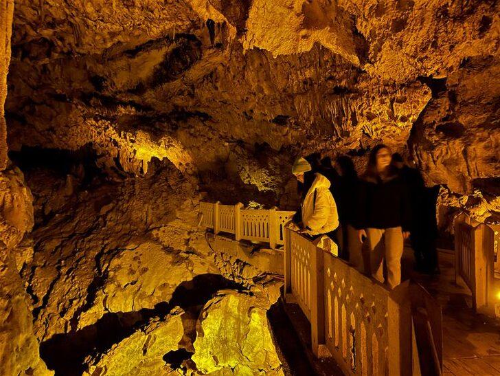 Sarkıt ve dikitleri buz tutan İnsuyu Mağarası görenleri büyüledi! Gören telefonuna sarıldı G1