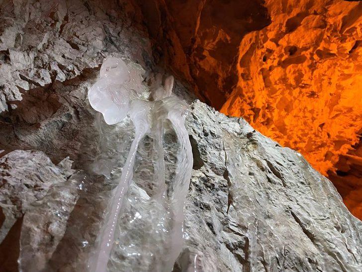 Sarkıt ve dikitleri buz tutan İnsuyu Mağarası görenleri büyüledi! Gören telefonuna sarıldı G2