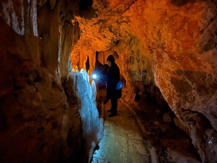 Sarkıt ve dikitleri buz tutan İnsuyu Mağarası görenleri büyüledi! Gören telefonuna sarıldı G3