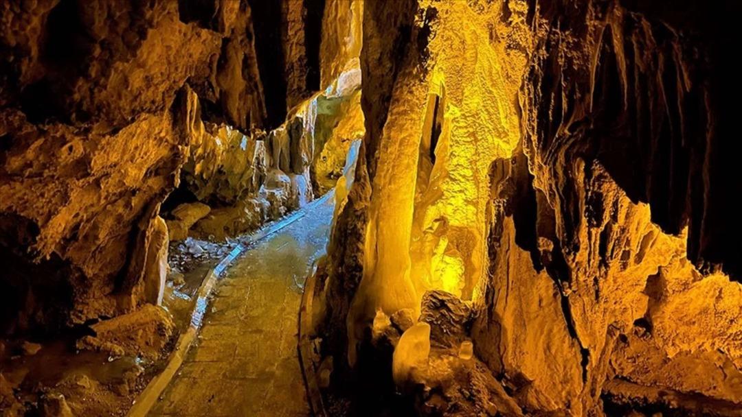 Sarkıt ve dikitleri buz tutan İnsuyu Mağarası g&ouml;renleri b&uuml;y&uuml;ledi! G&ouml;ren telefonuna sarıldı