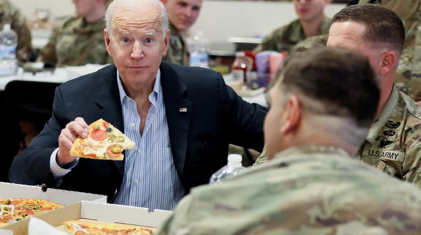 Biden, Amerikan askerleriyle pizza yedi