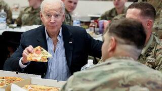Biden, Amerikan askerleriyle pizza yedi