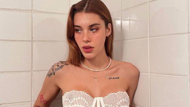 Fenomen Kedi Mari'nin göğüs dekolteli pozu olay oldu! Bir içim su valla