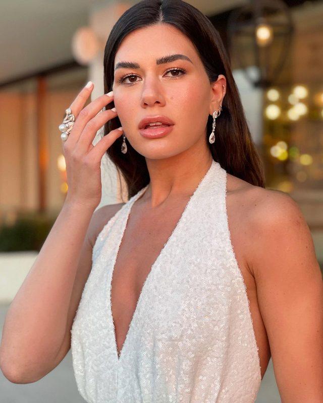 Fenomen Sibil Çetinkaya'nın sırt ve göğüs dekolteli pozu Instagram'ı yaktı: Dua Lipa gibisin