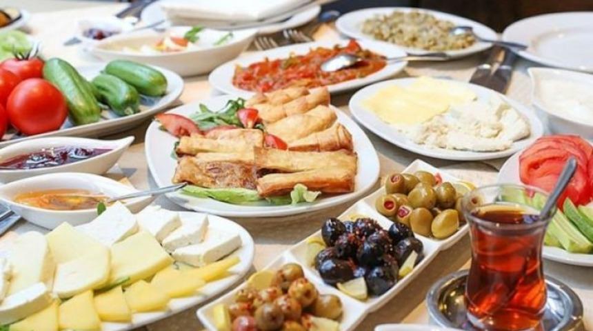 Sahurda yendiğinde acıktırmayan yiyecekler nelerdir? İşte sahurda tok tutan yiyecek ve içecekler listesi!