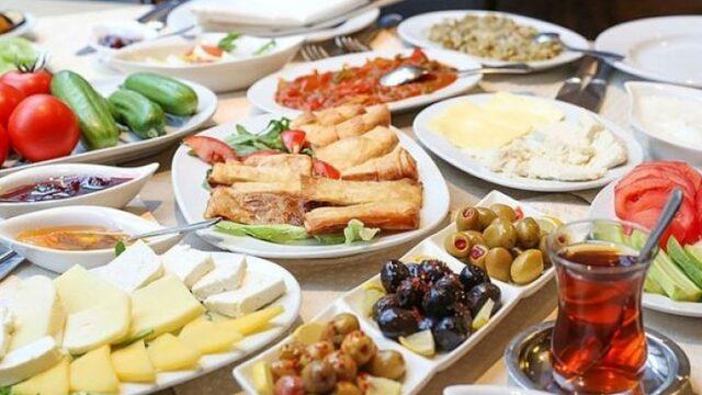 Sahurda yendiğinde acıktırmayan yiyecekler nelerdir? İşte sahurda tok tutan yiyecek ve içecekler listesi!