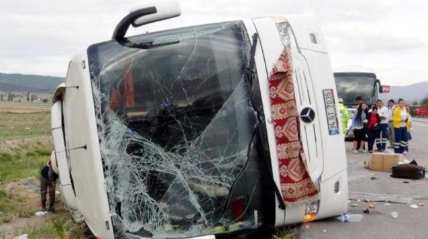 Yolcu otobüsü şarampole devrildi: 9 yaralı