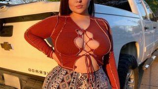 Kendisini sert eleştirenlere iç çamaşırlı pozuyla cevap verdi! Büyük beden sosyal medyadan meydan okudu