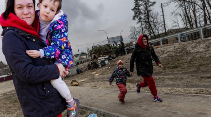 Dünya onları bu fotoğraf karesiyle tanıdı! Kızının elinden tutarak Rus bombalarından kaçan anne anlattı