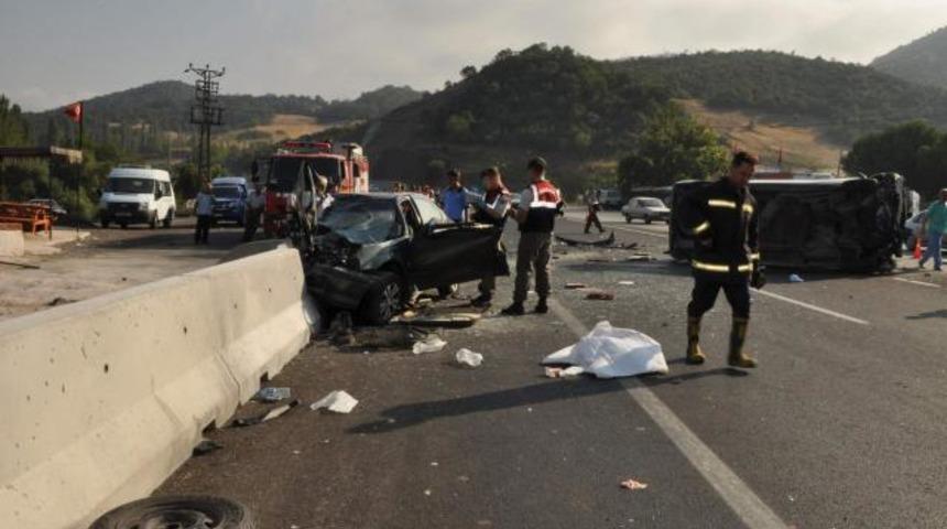Kırkağa&ccedil;'ta trafik kazası, 3 &ouml;l&uuml;, 9 yaralı