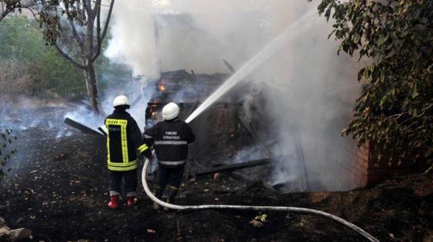 Annesini yakarak &ouml;ld&uuml;rd&uuml;!