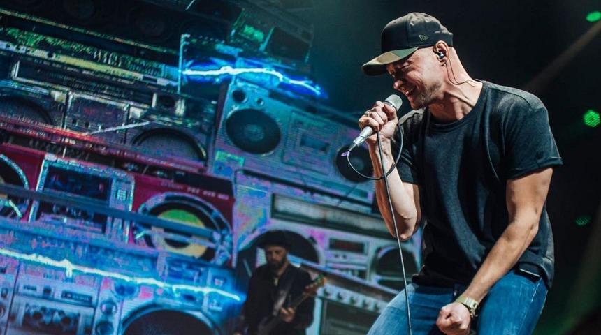 Ukrayna’nın ünlü şarkıcısı Andriy Khlyvnyuk, Rus saldırılarında yaralandı! “Sizin için savaşan Naziler”