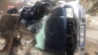Kaya parçası yoldan geçen aracın üzerine düştü: 4 ölü