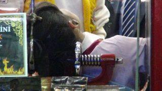 Saçını kahve öğütme makinesine kaptırdı