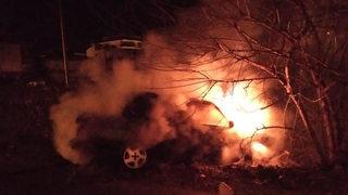 Yeni aldığı otomobil alev alev yandı