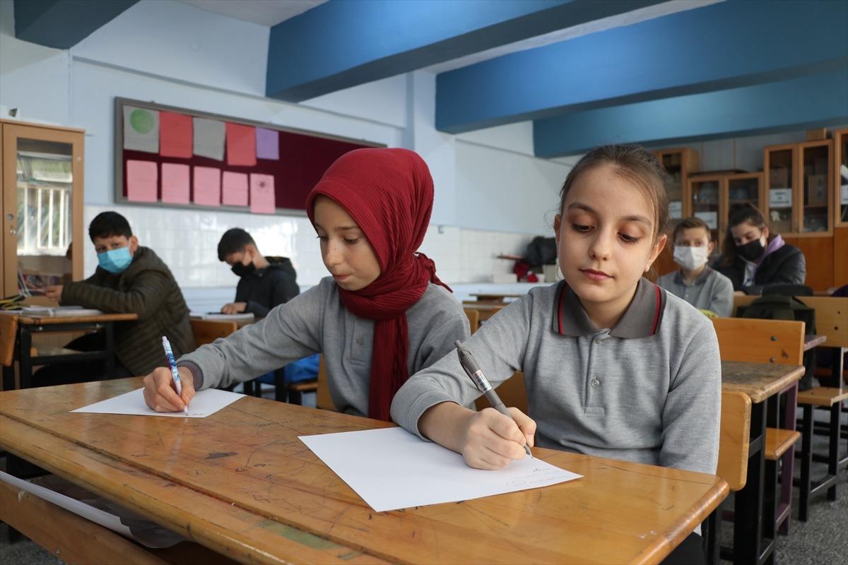 İstiklal Şairi'ni kompozisyonla anlatıp bağışla &ouml;rnek aldılar