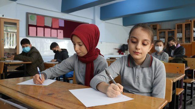 İstiklal Şairi'ni kompozisyonla anlatıp bağışla örnek aldılar