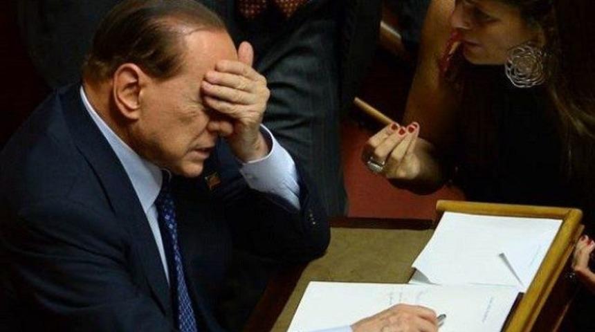 Eski Başbakan Silvio Berlusconi azledildi