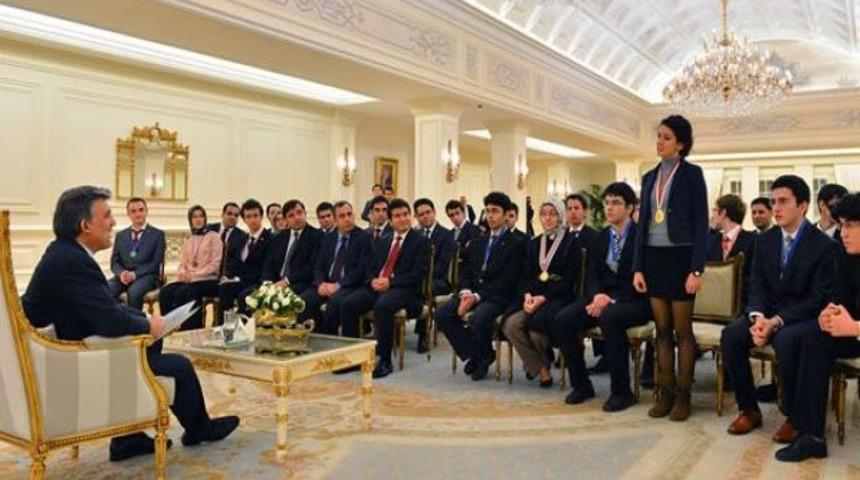 T&uuml;rbanlı ve mini etekli K&ouml;şk&rsquo;te birlikte