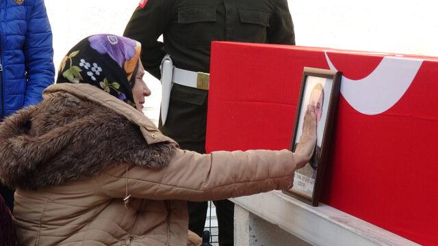 Kalp krizi geçiren Er Enis Alkır, Balıkesir'de toprağa verildi! Anneannesinin son vedası yürekleri sızlattı