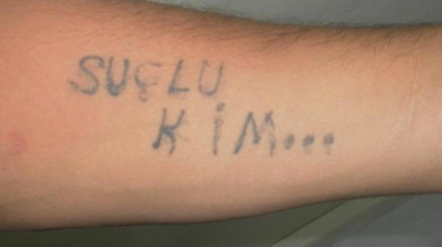 Hırsızın kolunda 'su&ccedil;lu kim' yazısı