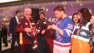 Şarkıcı  Sinan Akçıl, AFAD gönüllüsü oldu