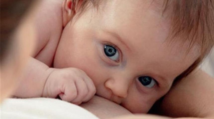 Anne s&uuml;t&uuml; hem bebeği hem anneyi koruyor