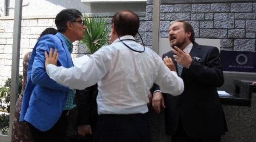 Profes&ouml;r yaka pa&ccedil;a dışarı atıldı