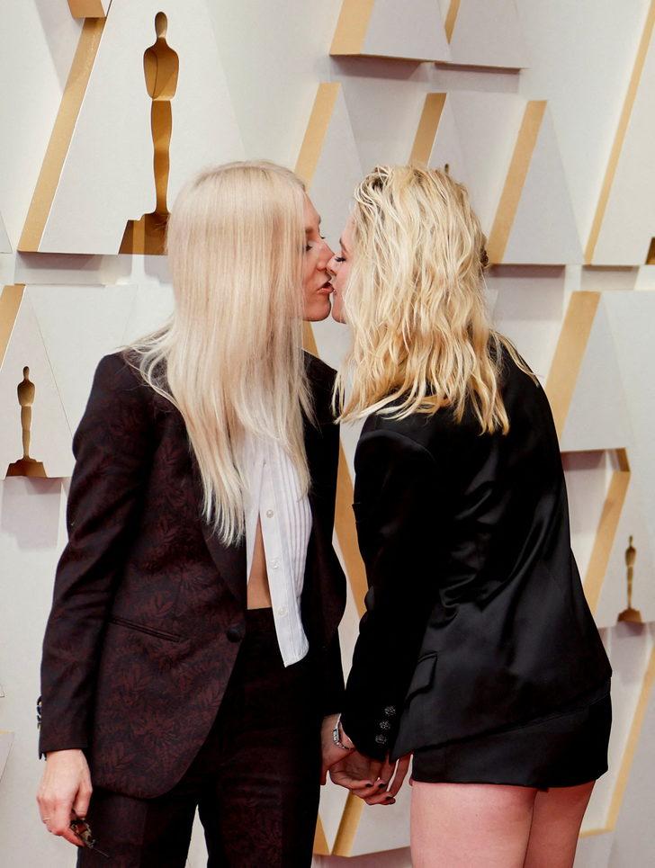 94.Oscar Ödülleri'nde Kristen Stewart kırmızı halıda kız arkadaşını öpücüklere boğdu G3