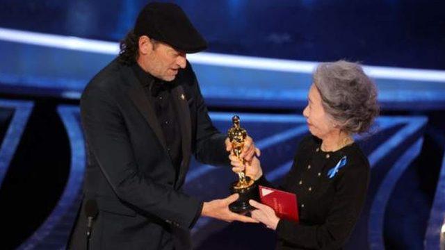 Oscar Ödülleri: En İyi Yardımcı Erkek Oyuncu Ödülü Troy Kotsur'un