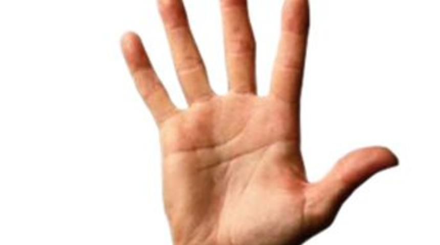 Polisin ser&ccedil;e parmağını kopardı