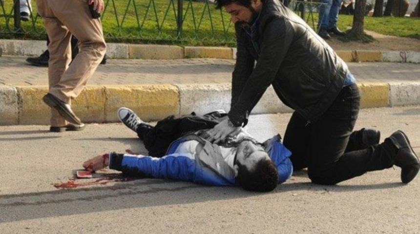 Otob&uuml;s durağında 5 kurşun