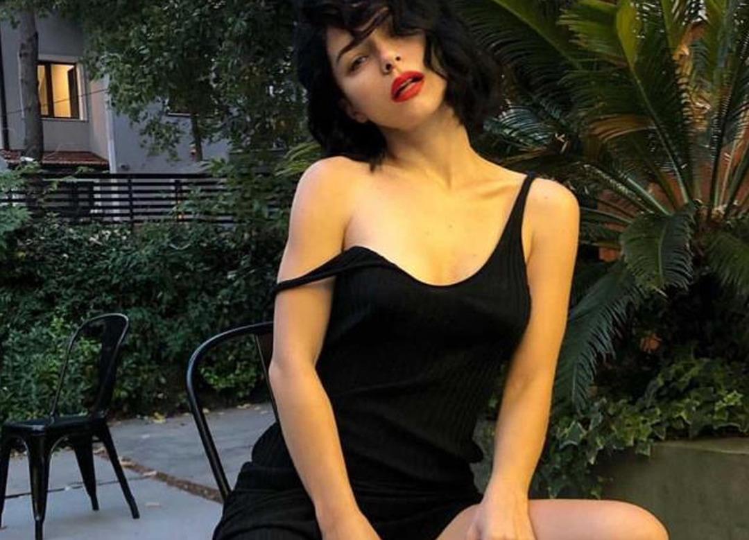 Merve Boluğur'dan s&uuml;tyensiz paylaşım! +18 notuyla paylaştı