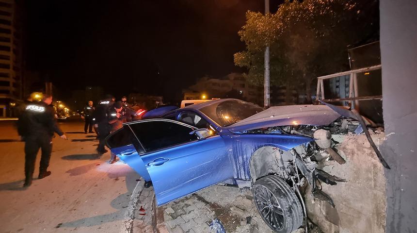 Lüks otomobiliyle binanın duvarına çarptı! Araç hurdaya döndü