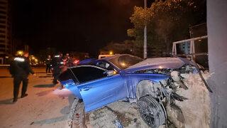 Lüks otomobiliyle binanın duvarına çarptı! Araç hurdaya döndü