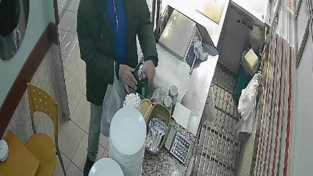 Ona da göz diktiler! Yemek alma bahanesiyle geldi, sadaka kutusunu çaldı
