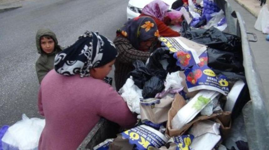 Akşam yemeklerini çöpten topladılar!