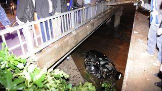 Otomobil, dereye yuvarlandı: 1 ölü