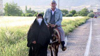 Eşi ayakta, kendi eşek sırtında