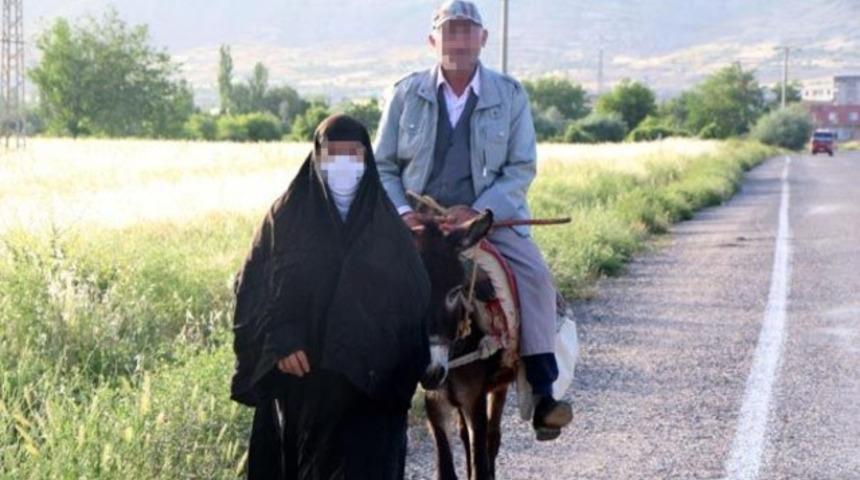 Eşi ayakta, kendi eşek sırtında