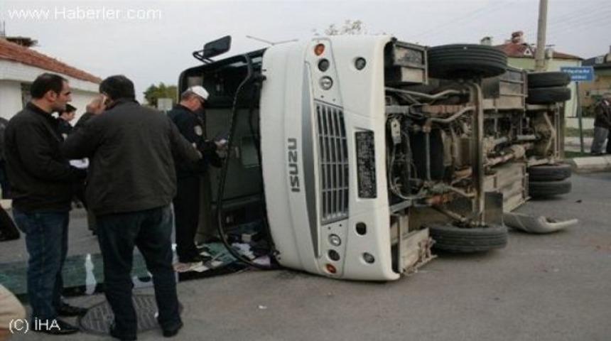 Denizli'de öğrenci servisiyle otobüs çarpıştı: 16 yaralı